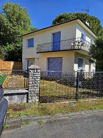 Maquis Foch House With Parking and Garden Near Town