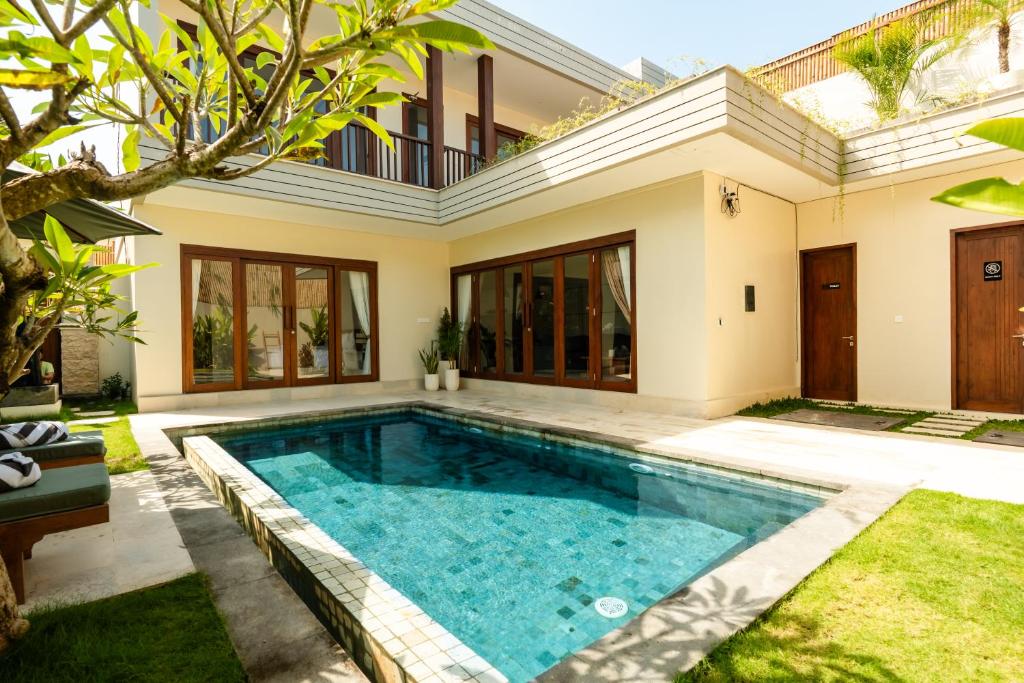 克罗柏坎NEW! 3BR HnRR Villa Near Seminyak的房子后院的游泳池