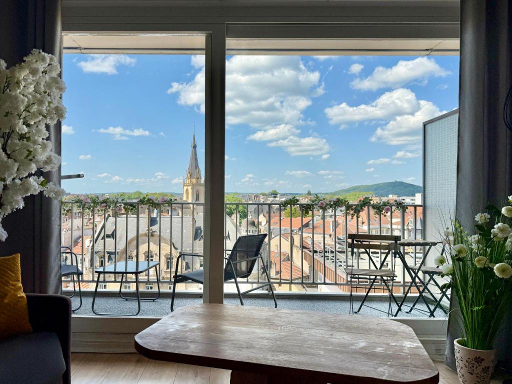 une vue d'un balcon avec des chaises et une table dans l'établissement la terrasse du coislin, à Metz