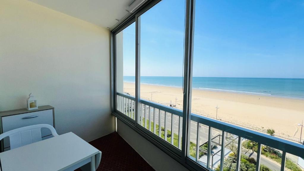 Cette chambre dispose d'un balcon avec vue sur la plage. dans l'établissement Panoramique océan, Sables d'Or, à Saint-Jean-de-Monts