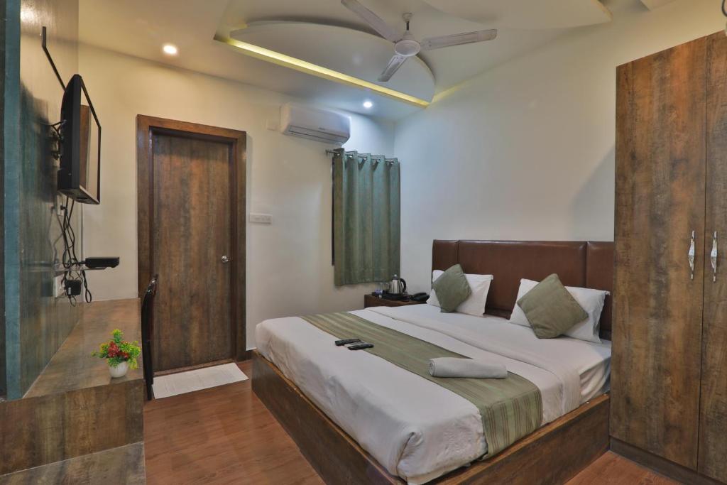 Postel nebo postele na pokoji v ubytování 4Everstay By Janki Inn Most Luxury & Spacious Rooms Best Family Hotel In Varanasi