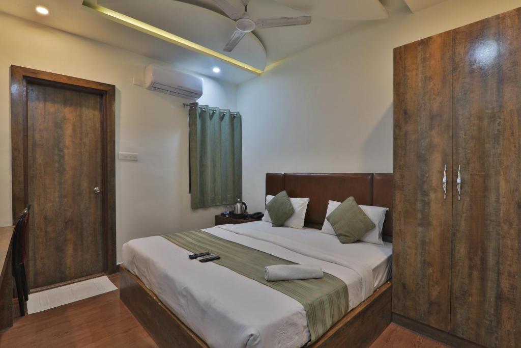 Postel nebo postele na pokoji v ubytování 4Everstay By Janki Inn Most Luxury & Spacious Rooms Best Family Hotel In Varanasi