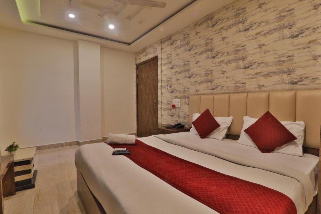 Postel nebo postele na pokoji v ubytování 4Everstay By Janki Inn Most Luxury & Spacious Rooms Best Family Hotel In Varanasi