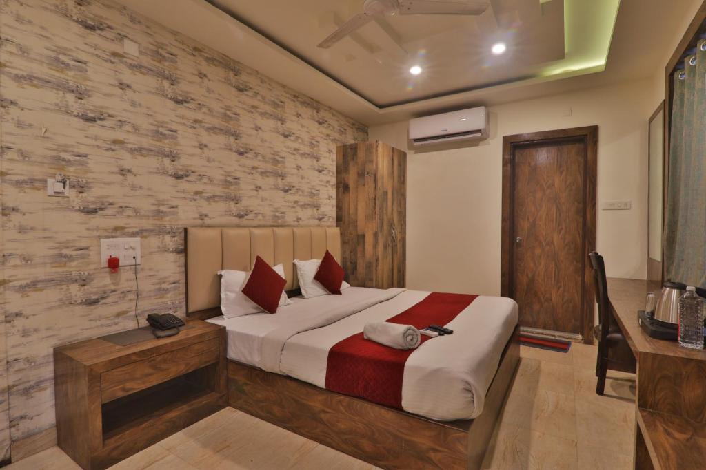 Postel nebo postele na pokoji v ubytování 4Everstay By Janki Inn Most Luxury & Spacious Rooms Best Family Hotel In Varanasi