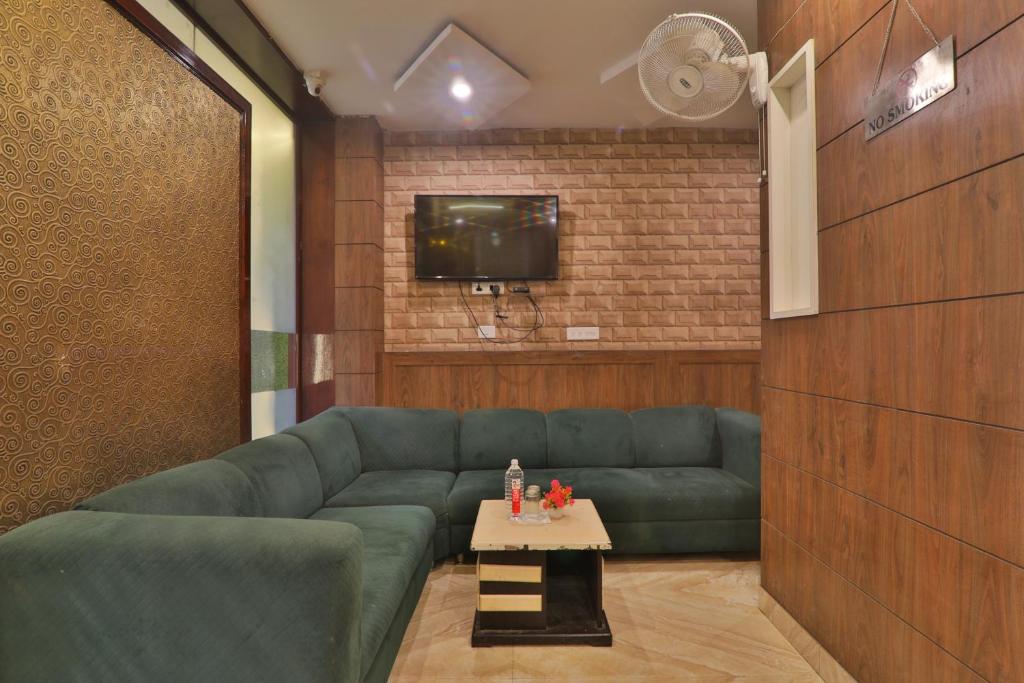 TV a/nebo společenská místnost v ubytování 4Everstay By Janki Inn Most Luxury & Spacious Rooms Best Family Hotel In Varanasi