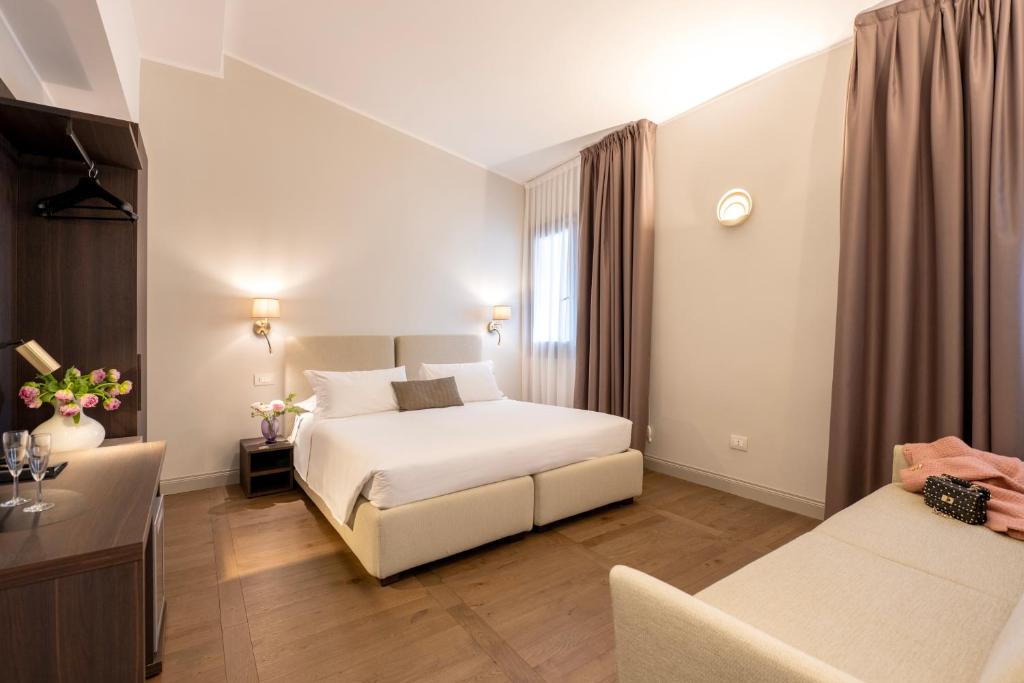 Postel nebo postele na pokoji v ubytování Hotel Carlton