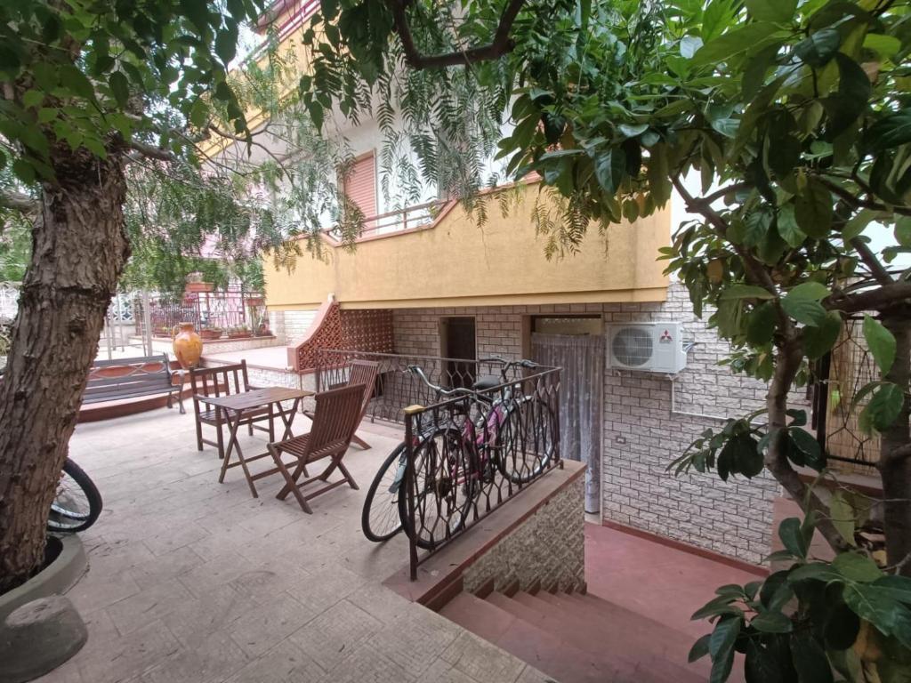 ジノーザ・マリーナにあるCasa al Mareの建物の隣に駐輪場