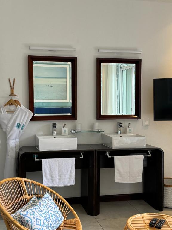 TV a/nebo společenská místnost v ubytování Blue Ocean Suites & Apartments
