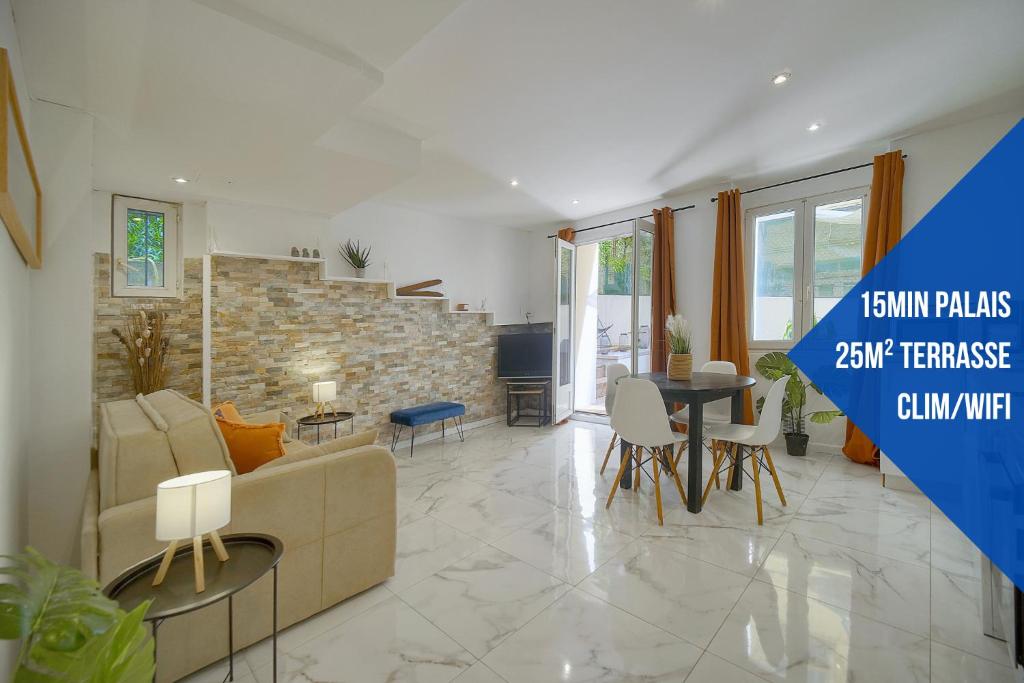 un salon avec un canapé et une table dans l'établissement Le Jo - Centre - Terrasse - Verrière Côte d'Azur, à Cannes