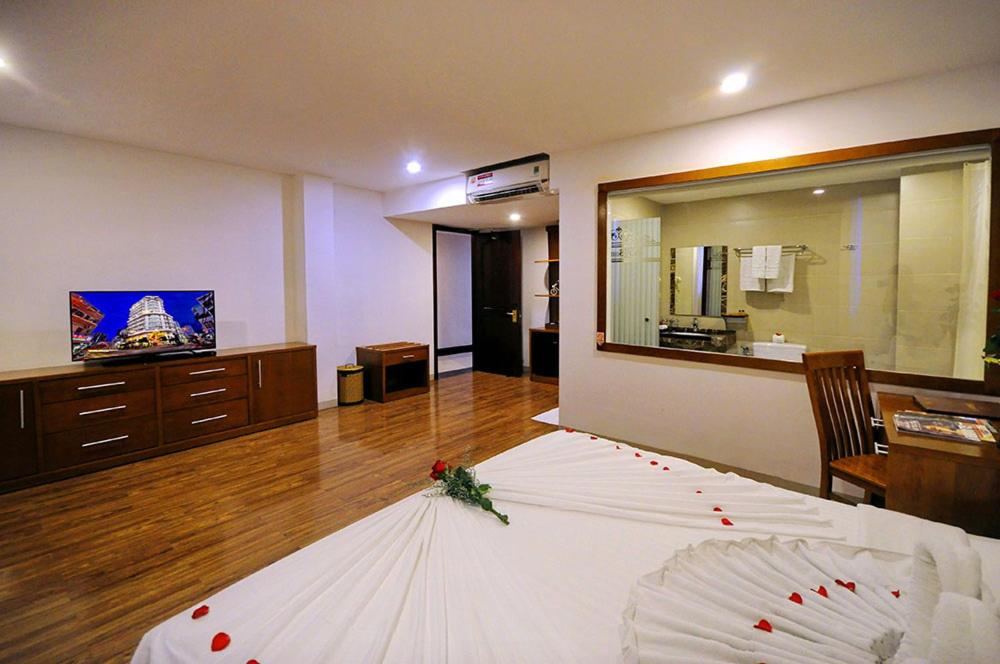 Postel nebo postele na pokoji v ubytování Sunniva Hotel Nha Trang