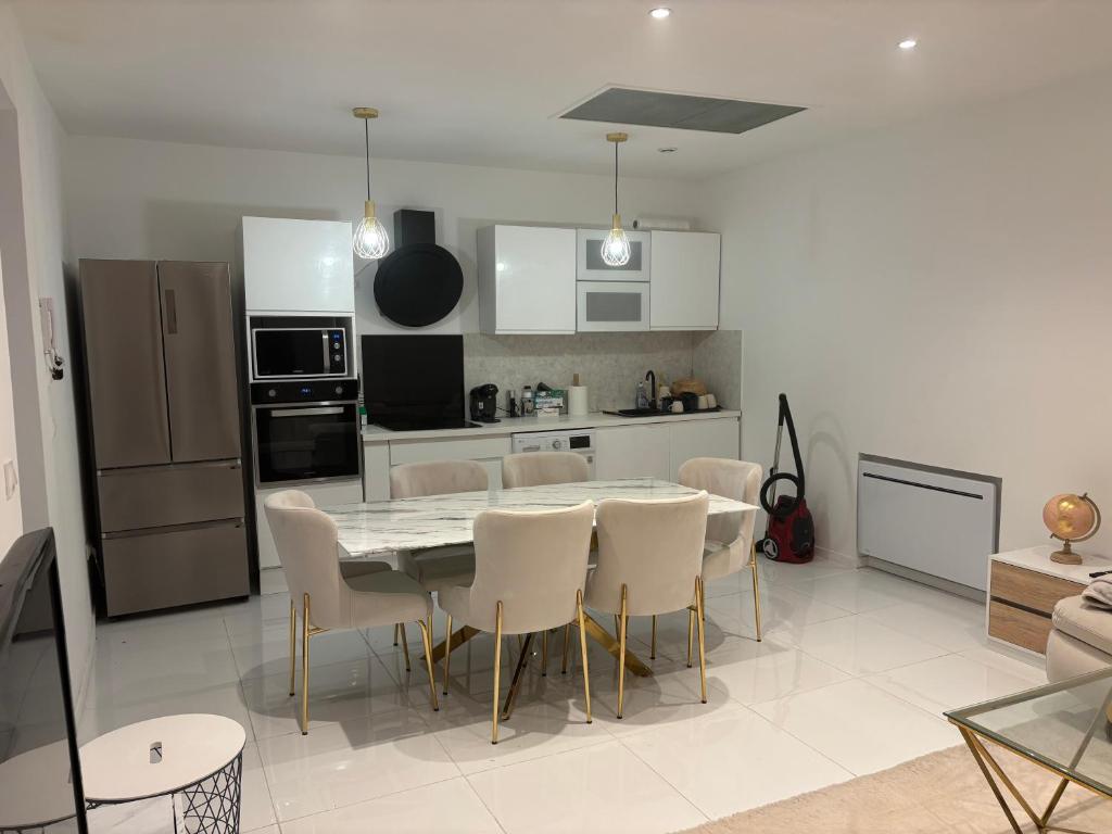 - une cuisine avec une table à manger et des chaises dans l'établissement Maison Bègles à côté de la gare saint Jean, à Bègles