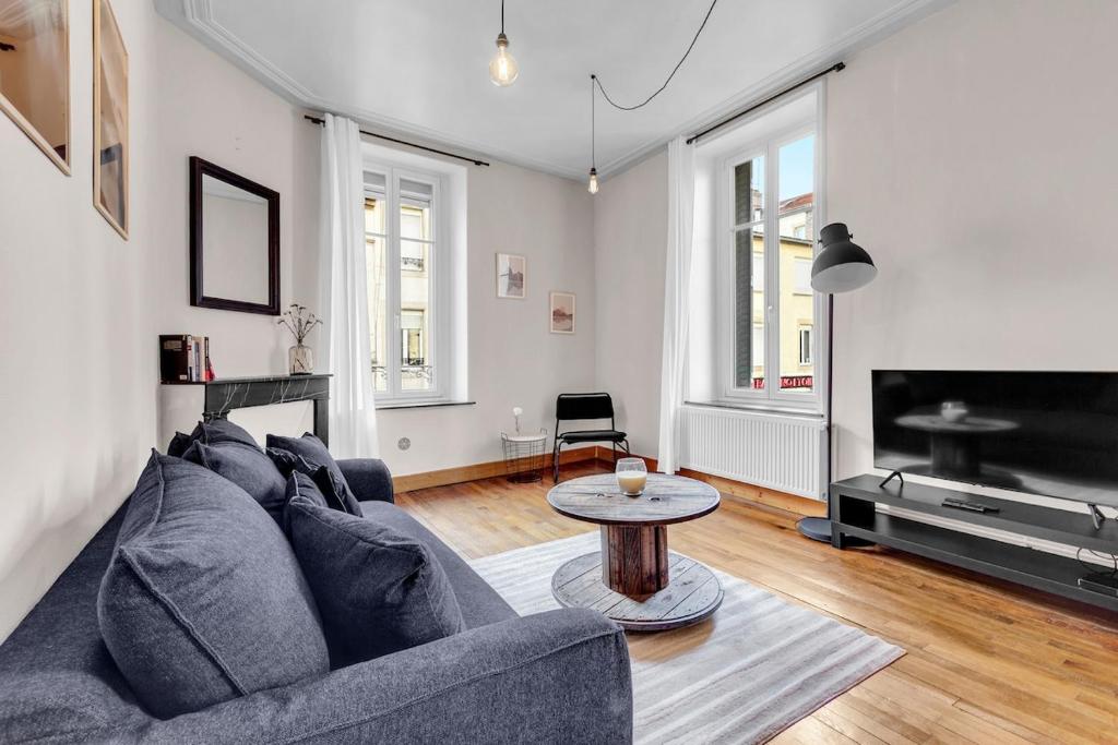 un salon avec un canapé et une table dans l'établissement Le Gabriel - F2-4 pers-10min Gare & Nancy Thermal, à Nancy