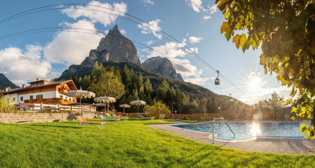 Nespecifikovaný výhled na hory nebo výhled na hory při pohledu z hotelu