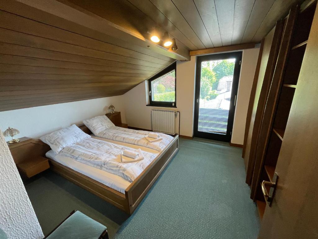 Postel nebo postele na pokoji v ubytování Sara`s Guesthouse Bled