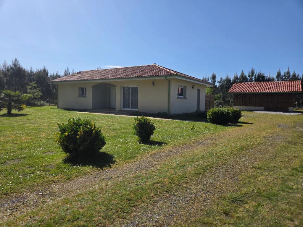 a small house in a field with a dirt road at Maison familiale avec jardin à Lit-et-Mixe, 100 m² in Lit-et-Mixe