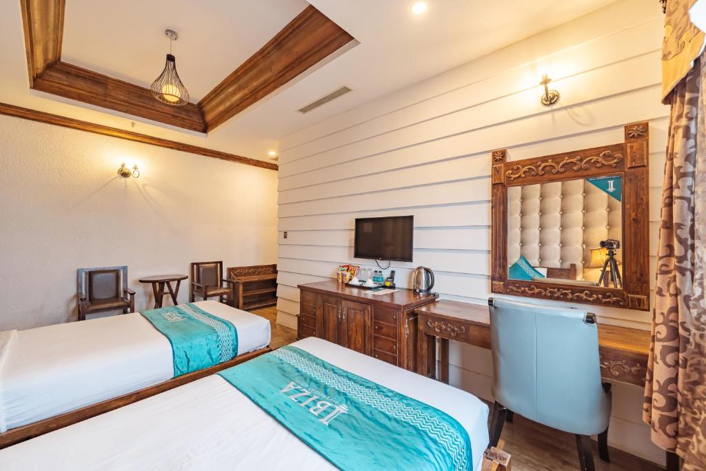 Deluxe Twin Partial River View