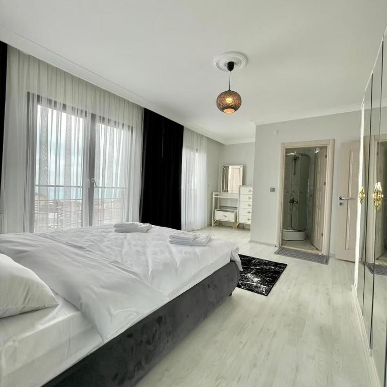 Postel nebo postele na pokoji v ubytování Shahin Golden Hotel الصقر الذهبي للشقق الفندقية