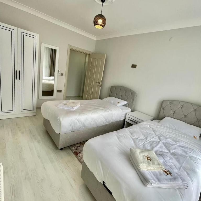 Postel nebo postele na pokoji v ubytování Shahin Golden Hotel الصقر الذهبي للشقق الفندقية