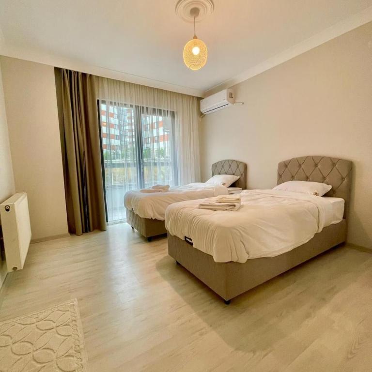 Postel nebo postele na pokoji v ubytování Shahin Golden Hotel الصقر الذهبي للشقق الفندقية