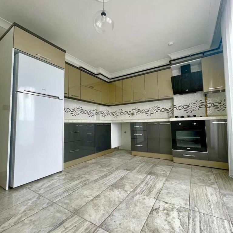 Kuchyň nebo kuchyňský kout v ubytování Shahin Golden Hotel الصقر الذهبي للشقق الفندقية