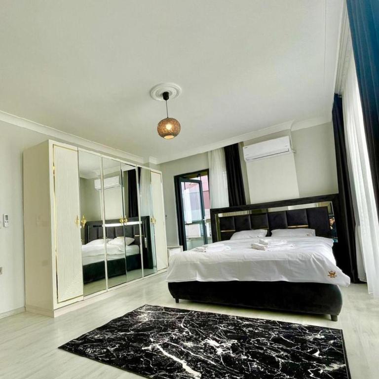 Postel nebo postele na pokoji v ubytování Shahin Golden Hotel الصقر الذهبي للشقق الفندقية