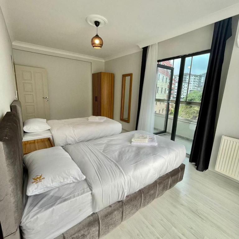 Postel nebo postele na pokoji v ubytování Shahin Golden Hotel الصقر الذهبي للشقق الفندقية