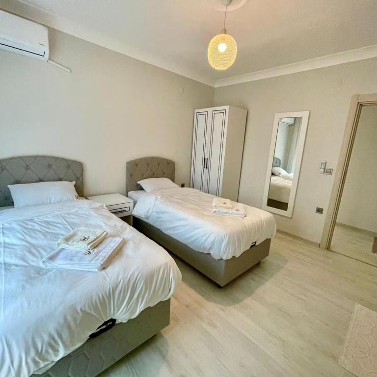 Postel nebo postele na pokoji v ubytování Shahin Golden Hotel الصقر الذهبي للشقق الفندقية