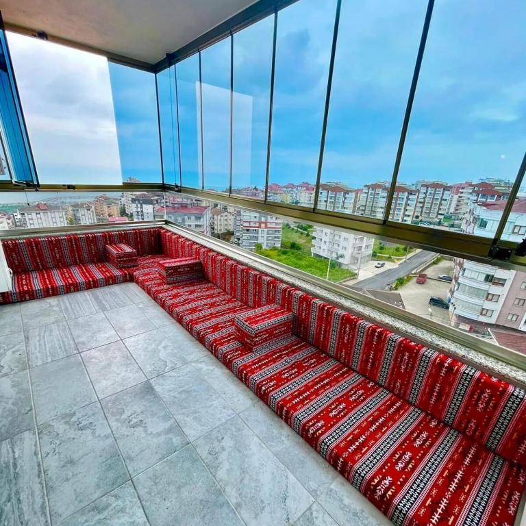 Balkón nebo terasa v ubytování Shahin Golden Hotel الصقر الذهبي للشقق الفندقية