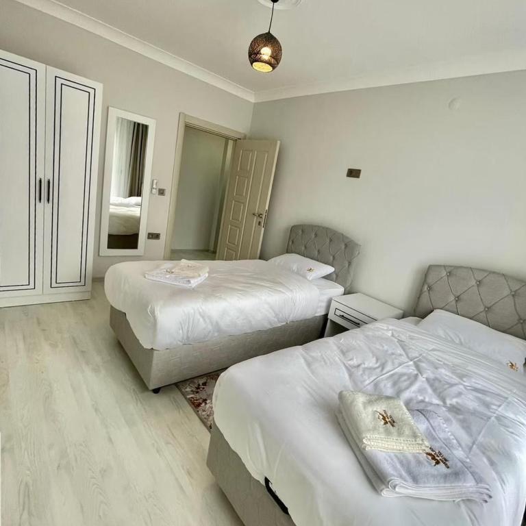 Postel nebo postele na pokoji v ubytování Shahin Golden Hotel الصقر الذهبي للشقق الفندقية