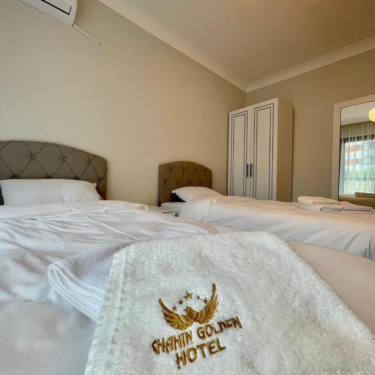 Postel nebo postele na pokoji v ubytování Shahin Golden Hotel الصقر الذهبي للشقق الفندقية