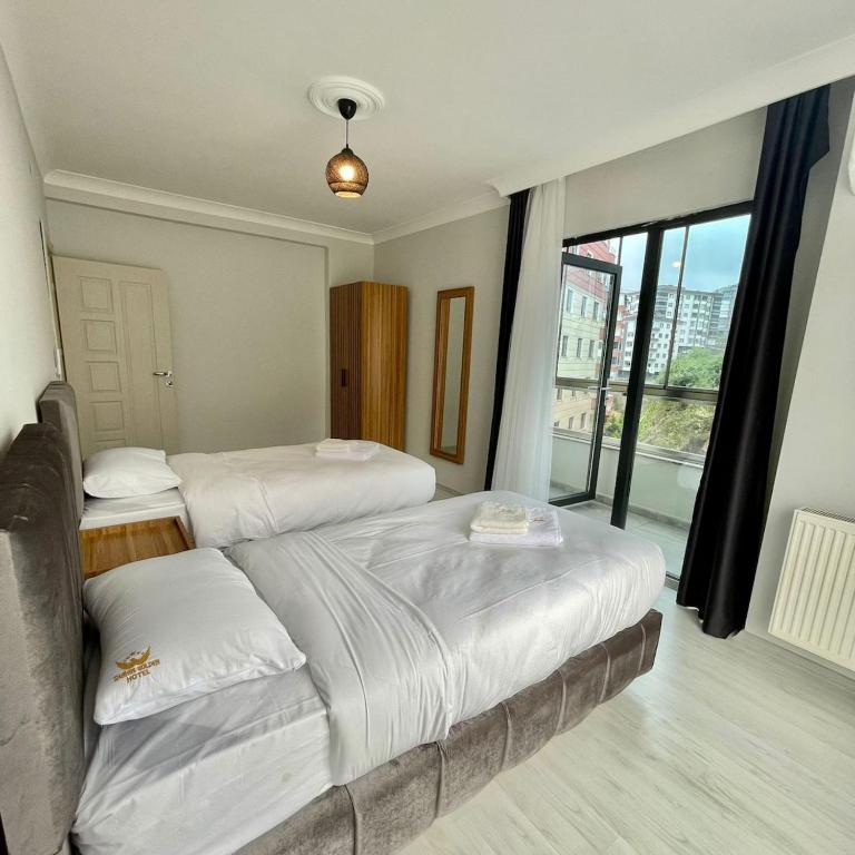Postel nebo postele na pokoji v ubytování Shahin Golden Hotel الصقر الذهبي للشقق الفندقية