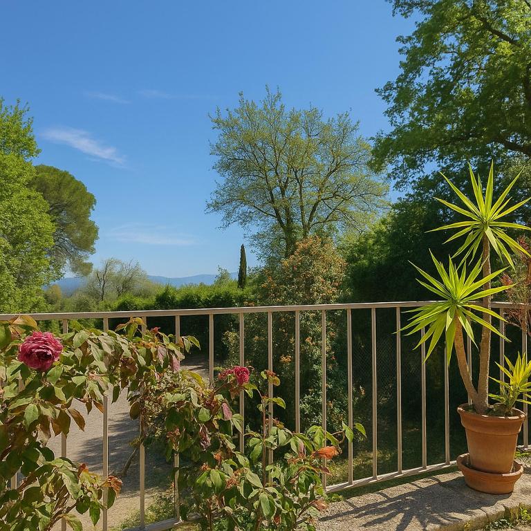 Une clôture avec des plantes et des fleurs. dans l'établissement Charmante maison avec jardin aux portes des gorges de l'Ardèche, à Saint-Julien-de-Peyrolas