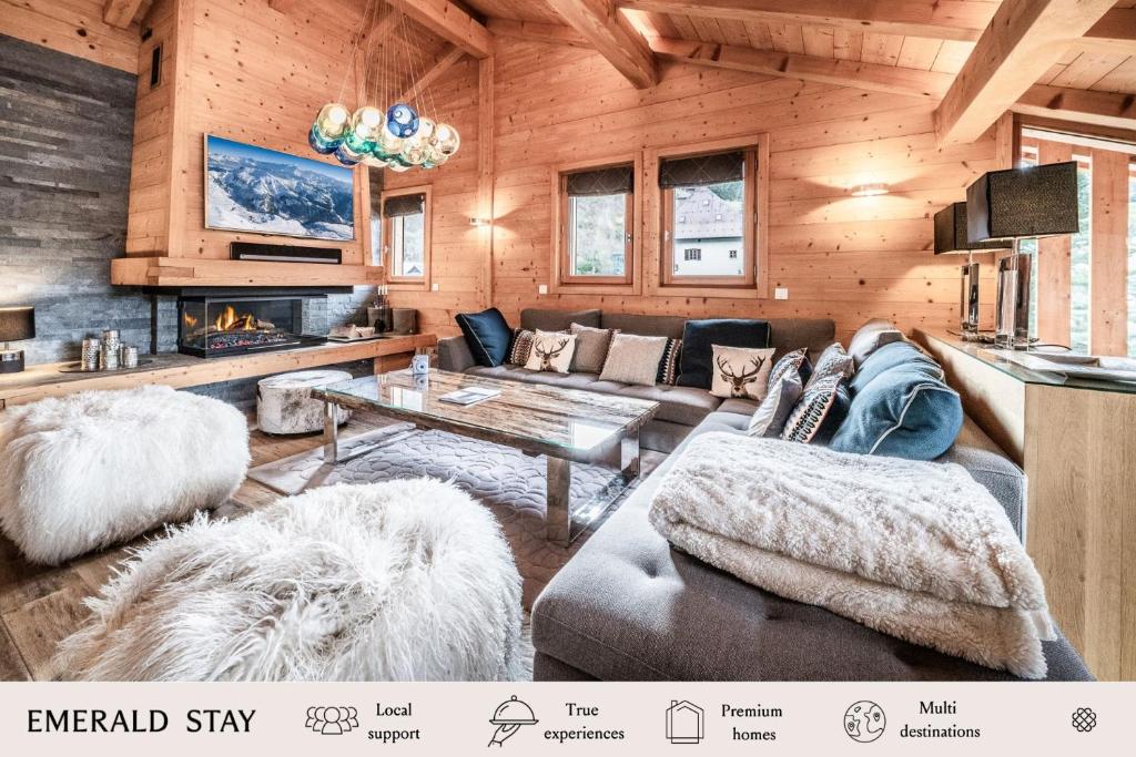 un salon avec un canapé et une cheminée dans l'établissement Apartment Solstice Les Gets - by EMERALD STAY, aux Gets