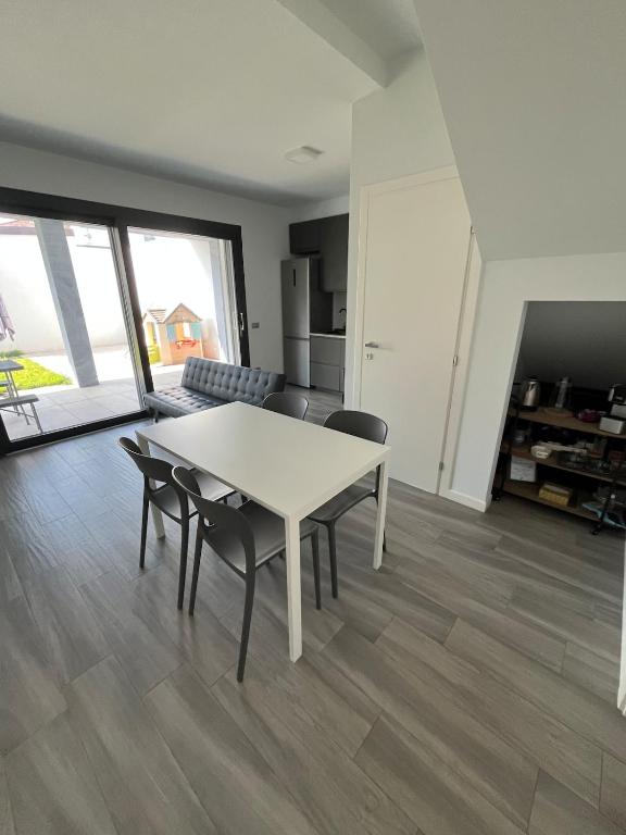 Kuchyň nebo kuchyňský kout v ubytování Casa Darcellas trilocale in a4 con giardino