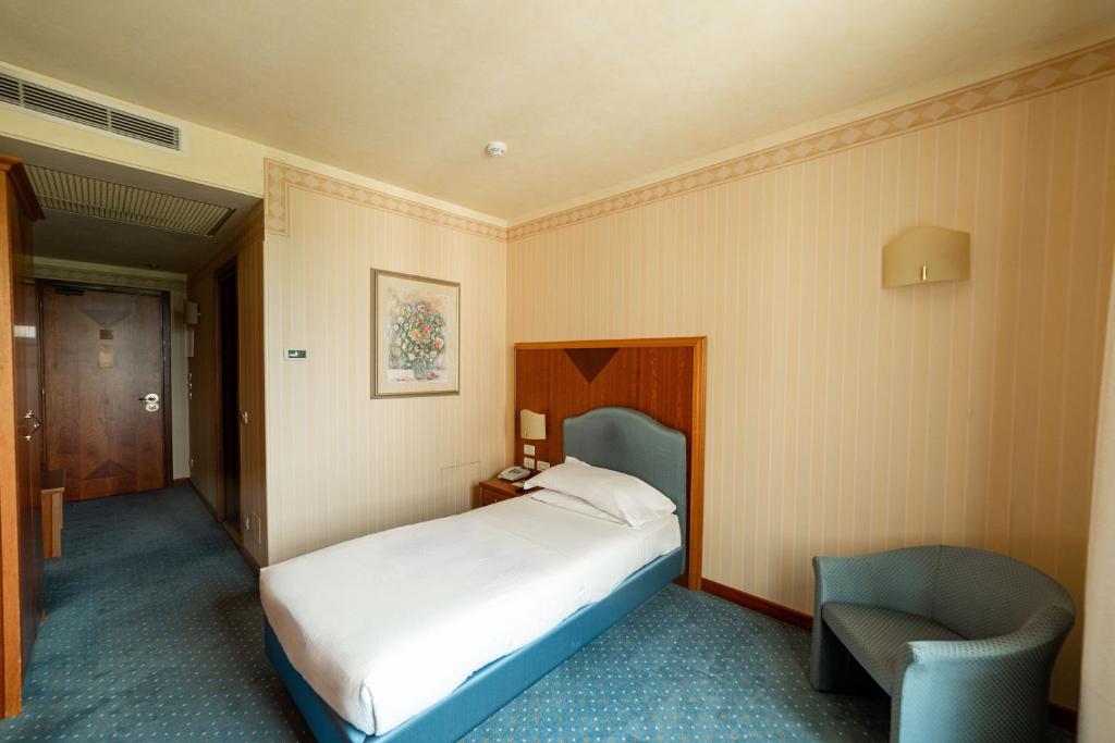 Postel nebo postele na pokoji v ubytování Phi Hotel Astoria