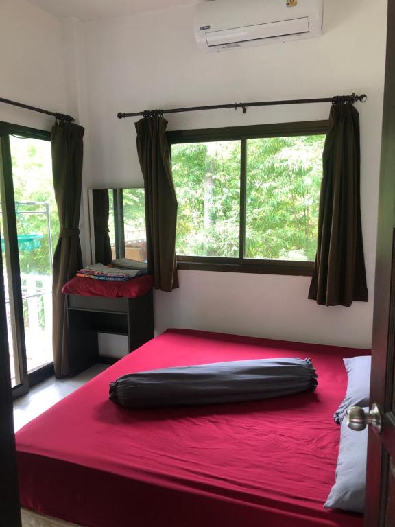 トンサラにあるSimurg Homeの窓付きの部屋の赤いベッド1台