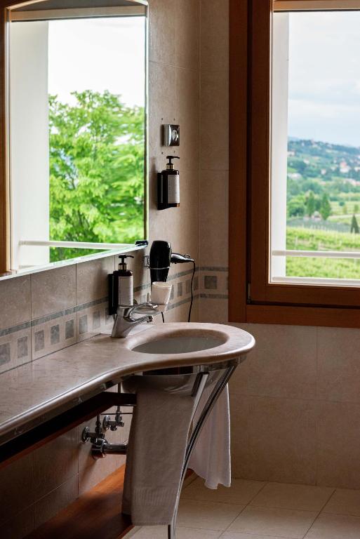 Nespecifikovaný výhled na hory nebo výhled na hory při pohledu z hotelu