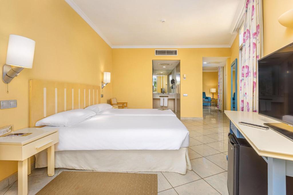 Postel nebo postele na pokoji v ubytování IFA Altamarena by Lopesan Hotels