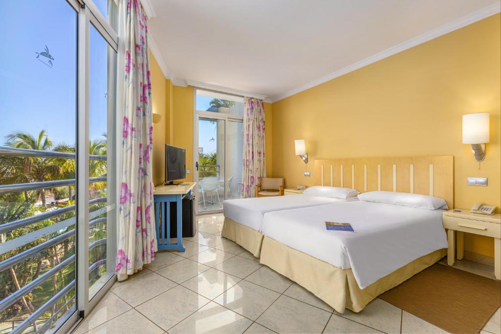 Postel nebo postele na pokoji v ubytování IFA Altamarena by Lopesan Hotels
