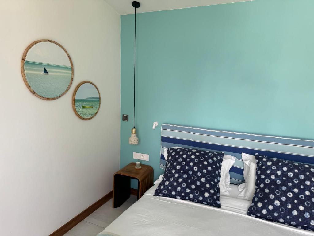 Postel nebo postele na pokoji v ubytování Blue Ocean Suites & Apartments