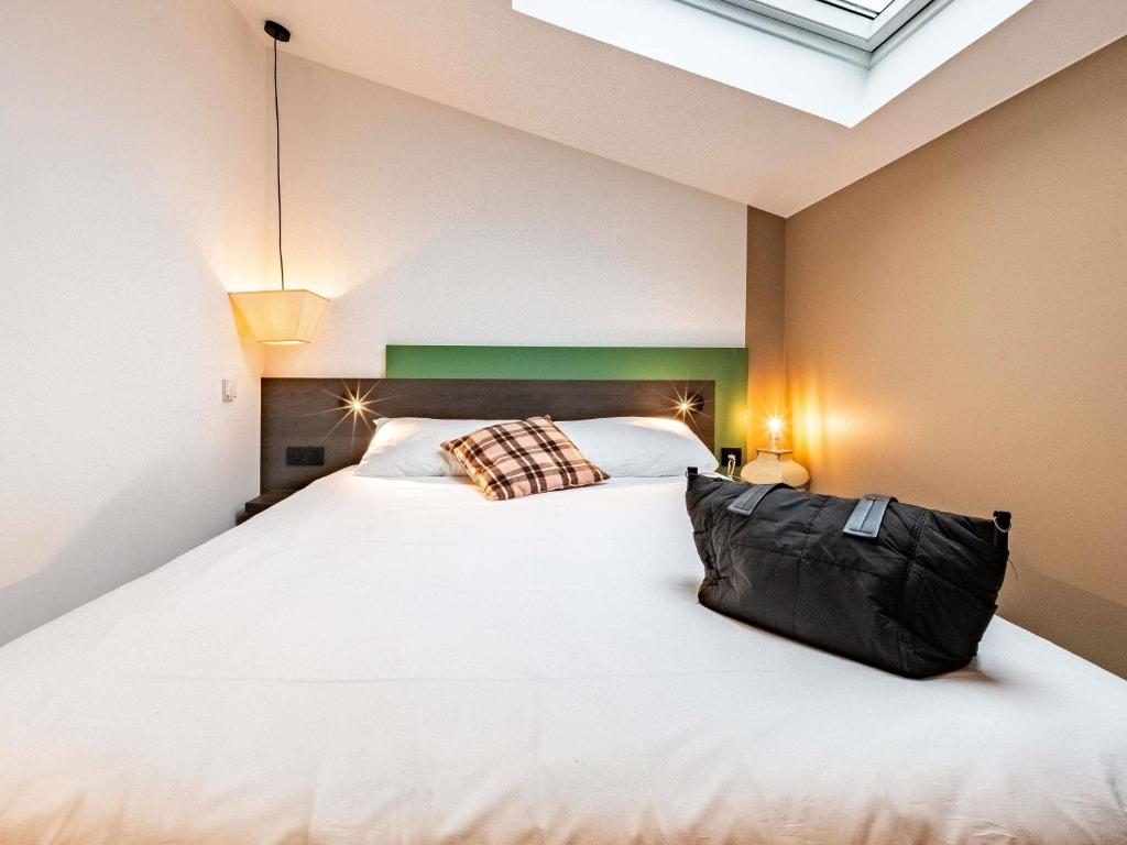 Postel nebo postele na pokoji v ubytování greet Hotel Massieux Lyon Nord