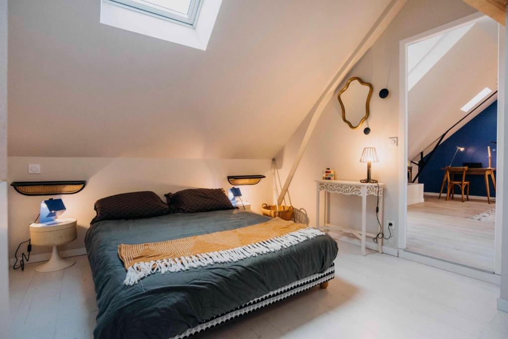 - une chambre mansardée dans l'établissement L'Escapade - Superbe appartement cosy coeur de Nantes, à Nantes
