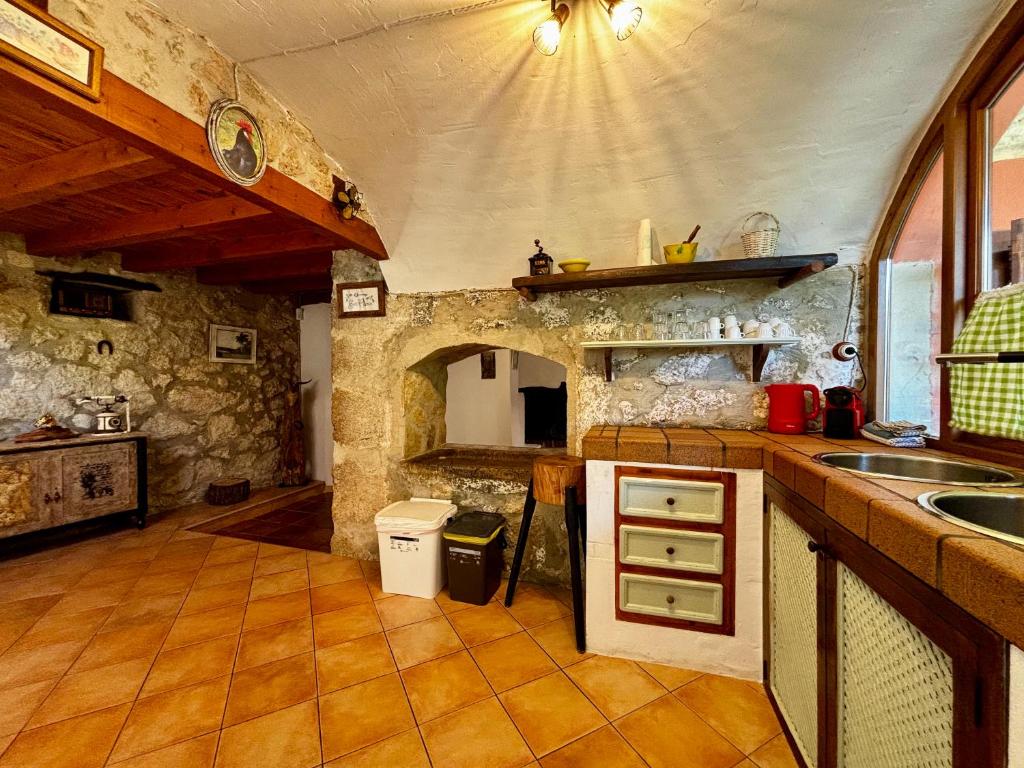 Kuchyň nebo kuchyňský kout v ubytování Villa with pool Can Tomeu in Es Capdellà