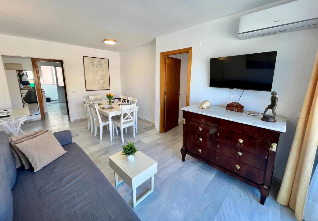 A television and/or entertainment centre at GATU Villa Sol, junto a la playa , piscina, 2 baños, aire cc, terraza, " Preferente mayores de 21 años y familias "