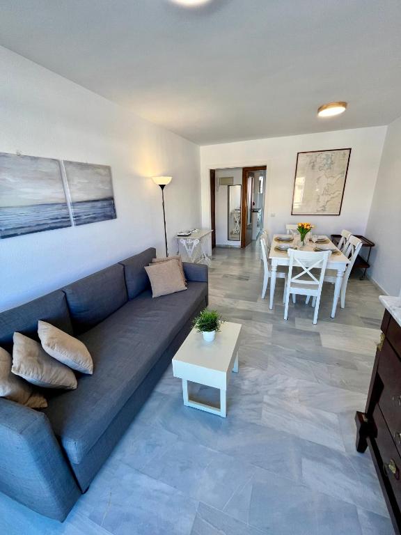 A seating area at GATU Villa Sol, junto a la playa , piscina, 2 baños, aire cc, terraza, " Preferente mayores de 21 años y familias "