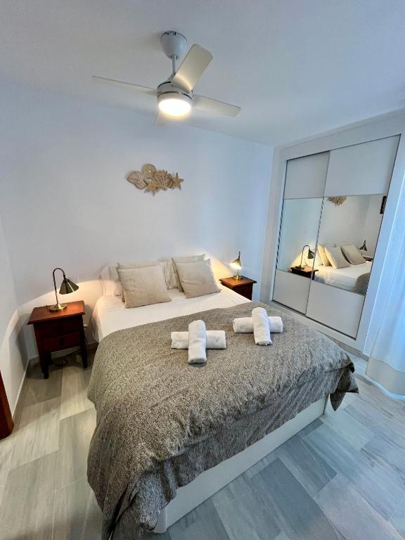 A bed or beds in a room at GATU Villa Sol, junto a la playa , piscina, 2 baños, aire cc, terraza, " Preferente mayores de 21 años y familias "