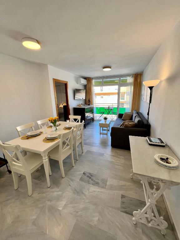 A seating area at GATU Villa Sol, junto a la playa , piscina, 2 baños, aire cc, terraza, " Preferente mayores de 21 años y familias "