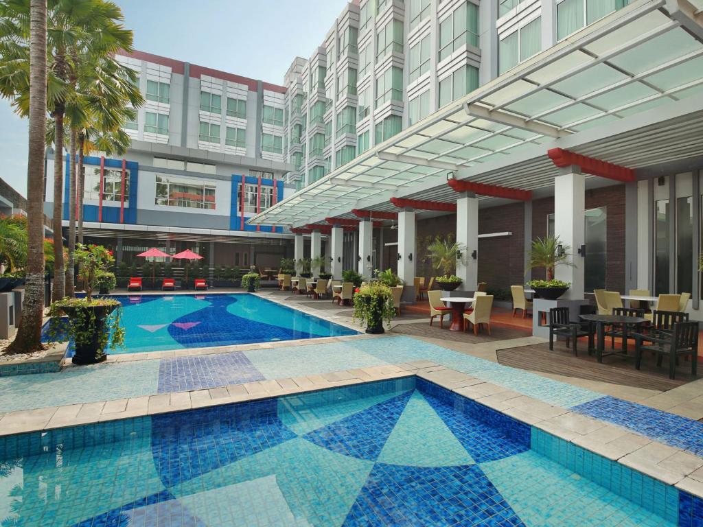 Bazén v ubytování Mercure Pontianak City Center nebo v jeho okolí