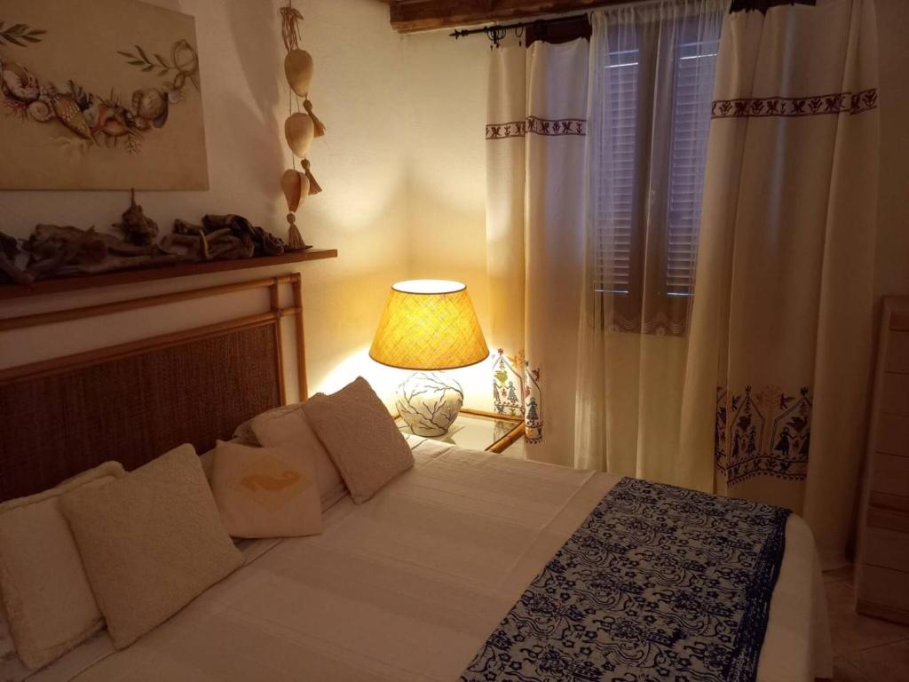 Postel nebo postele na pokoji v ubytování Via Ulisse - FBU-URB01