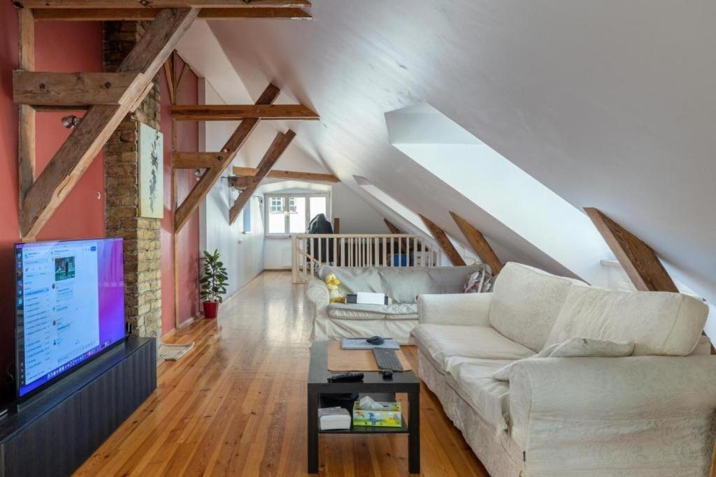 TV a/nebo společenská místnost v ubytování Amber Private Rooms